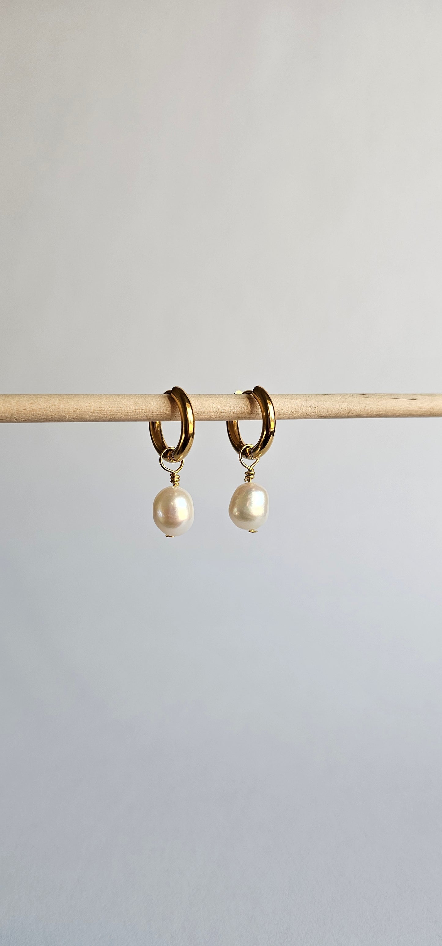 Small hoops with pearls