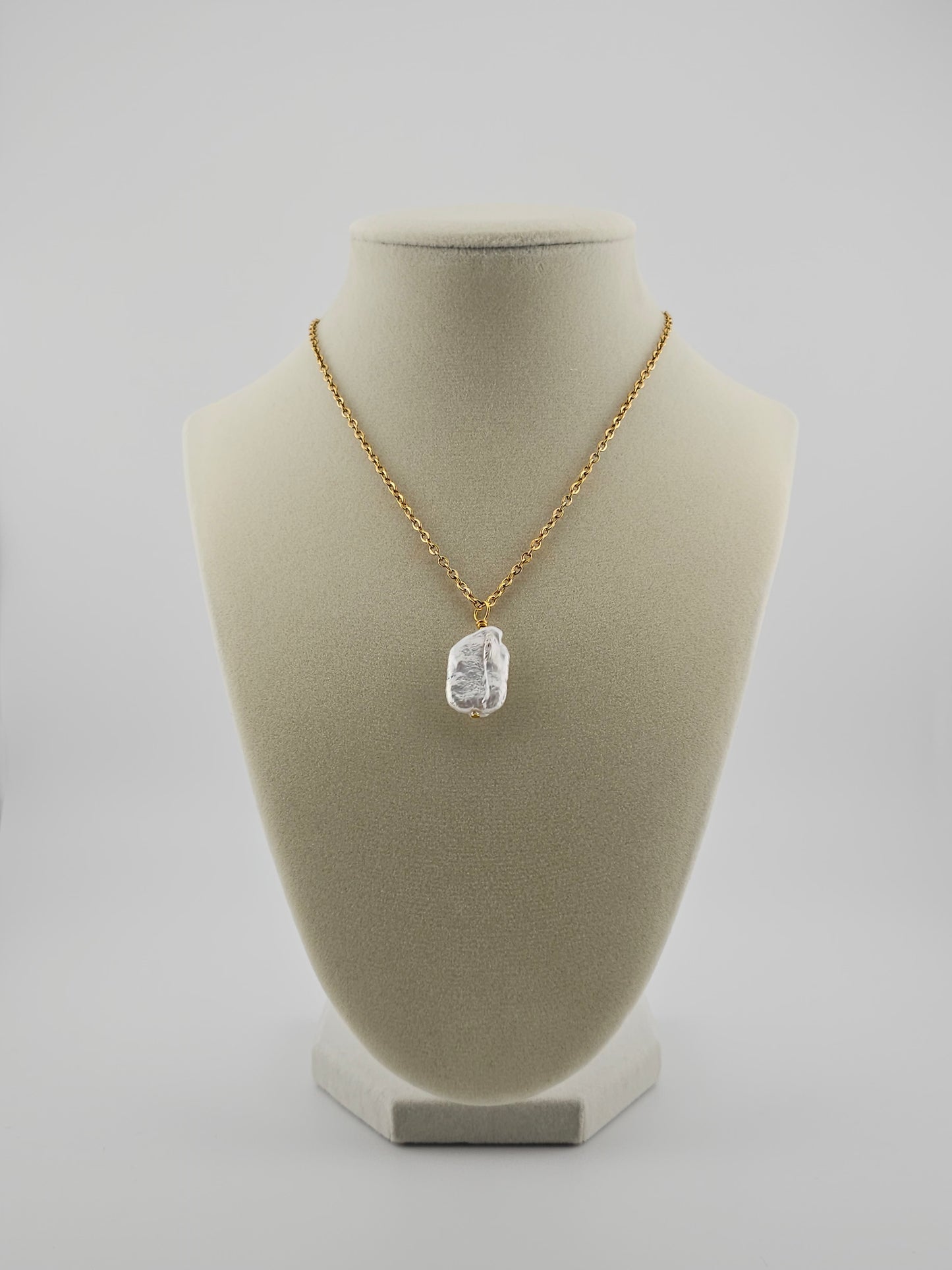 Chain with pearl charm