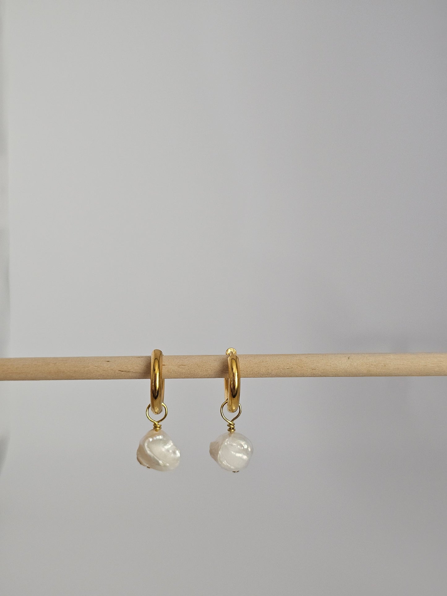 Small hoops with pearls