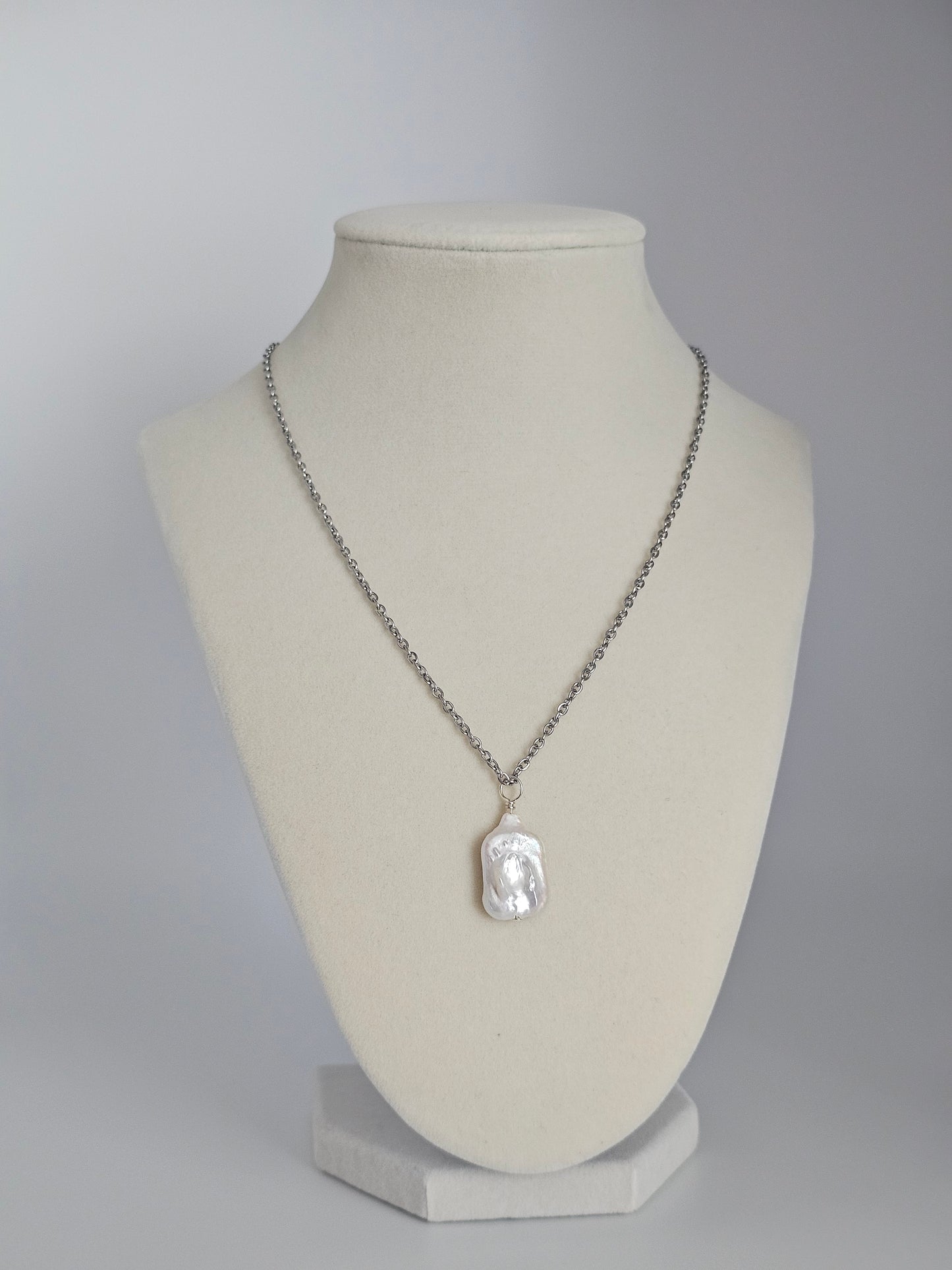 Chain with pearl charm