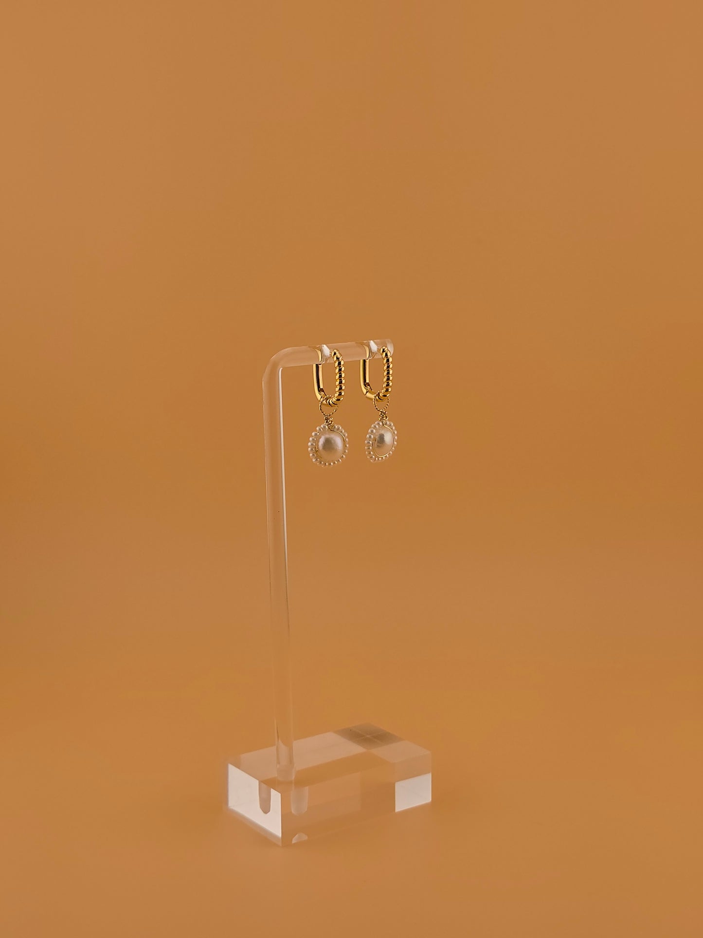 Small hoops with pearls