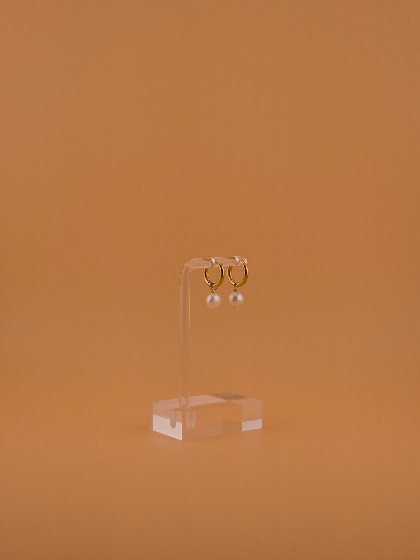 Small hoops with pearls